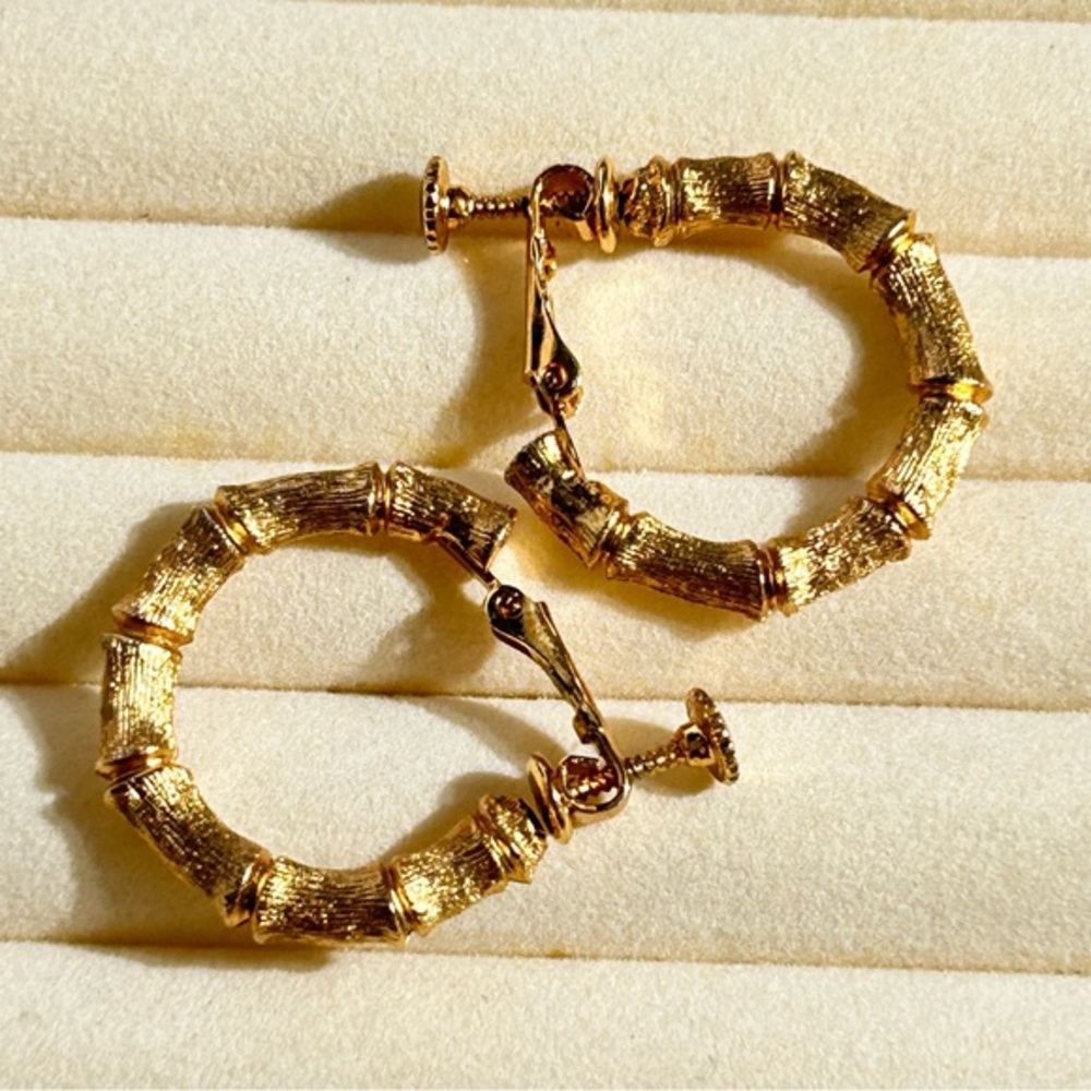VINTAGE 1980s NAPIER Bone/Bamboo Design Screw Back Hoop Earrings